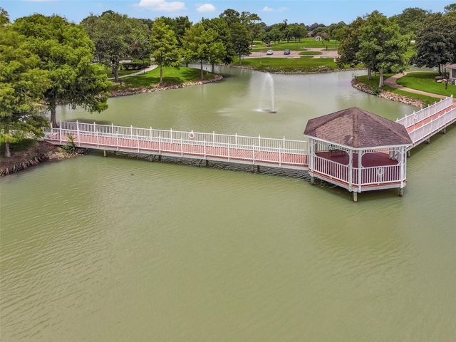 3310 Country Meadows Court, Pearland, TX 77584
