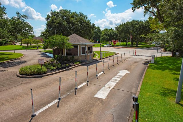 3310 Country Meadows Court, Pearland, TX 77584