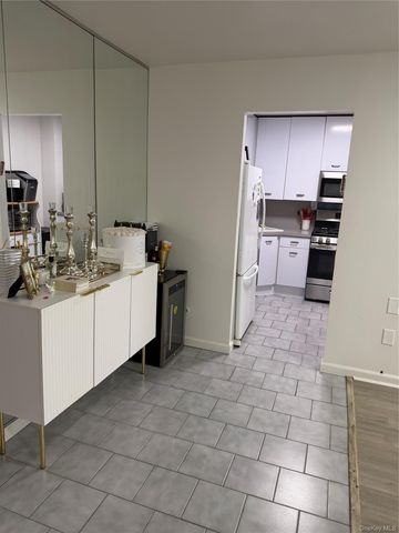 376 Central Avenue 2N, Lawrence, NY 11559