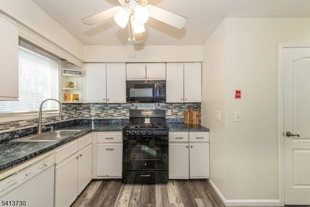 17 Village Dr, Hamburg Boro, NJ 07419