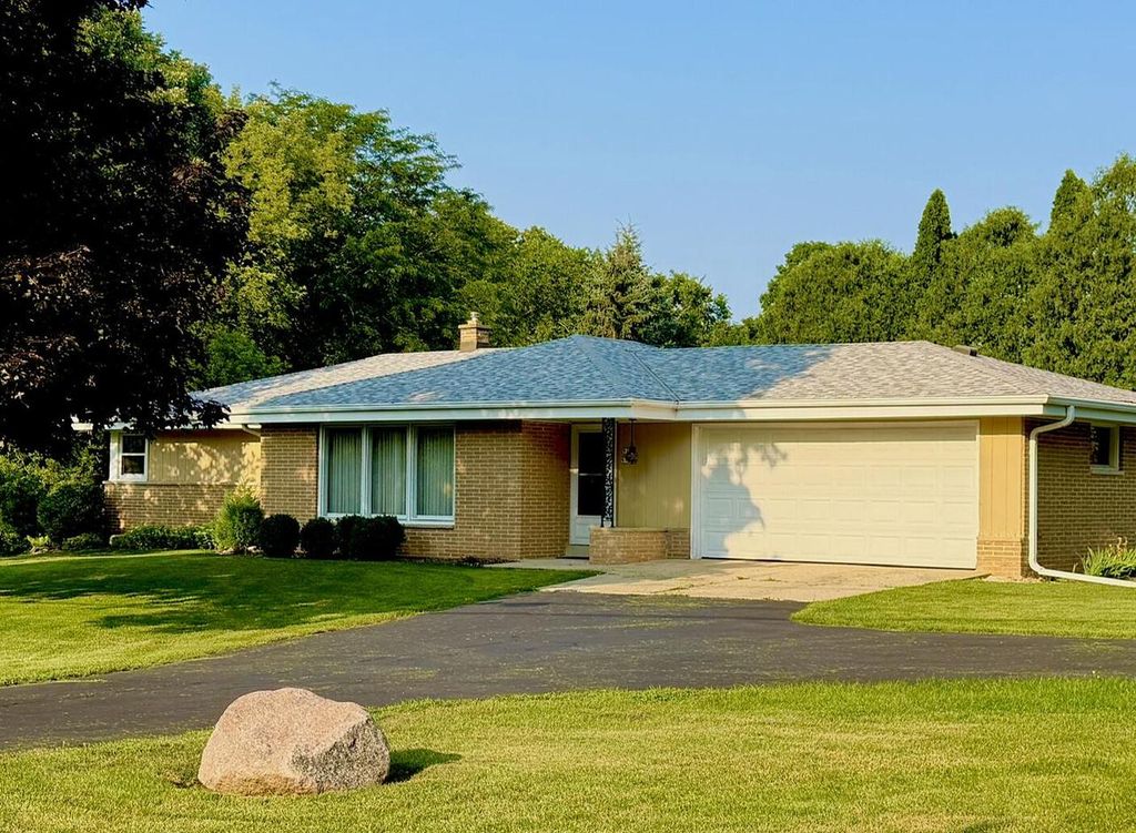 W140N7250 Lilly ROAD, Menomonee Falls, WI 53051