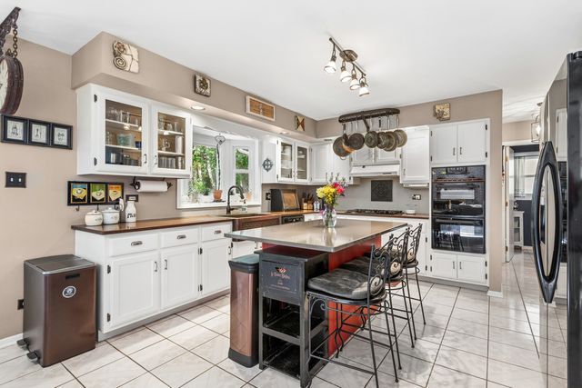 2424 Pepper Tree Court, Lisle, IL 60532