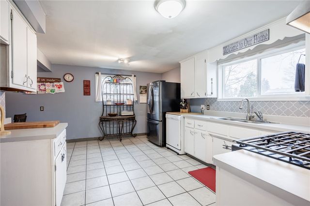 17 Amsden Drive, Henrietta, NY 14623