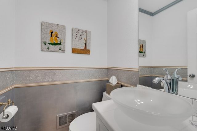 104 Clarken Dr 104, West Orange Twp., NJ 07052