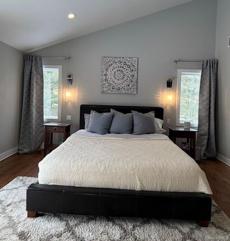 10 Skyes Neck Court, East Quogue, NY 11942