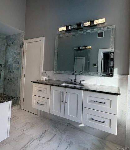 10 Skyes Neck Court, East Quogue, NY 11942