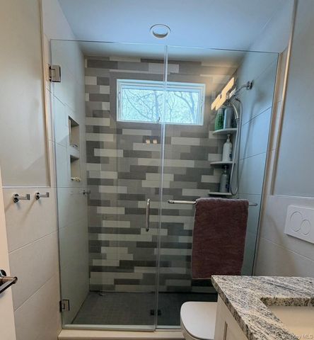 10 Skyes Neck Court, East Quogue, NY 11942