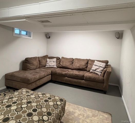 10 Skyes Neck Court, East Quogue, NY 11942