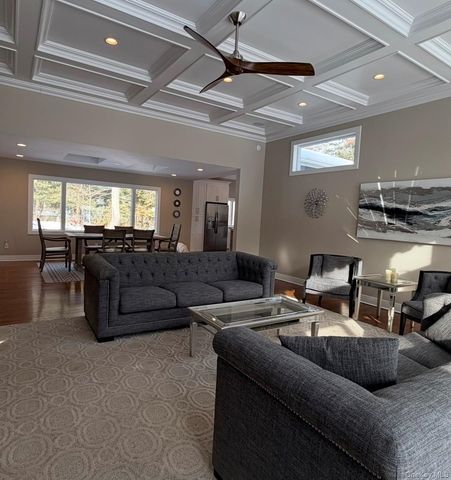 10 Skyes Neck Court, East Quogue, NY 11942