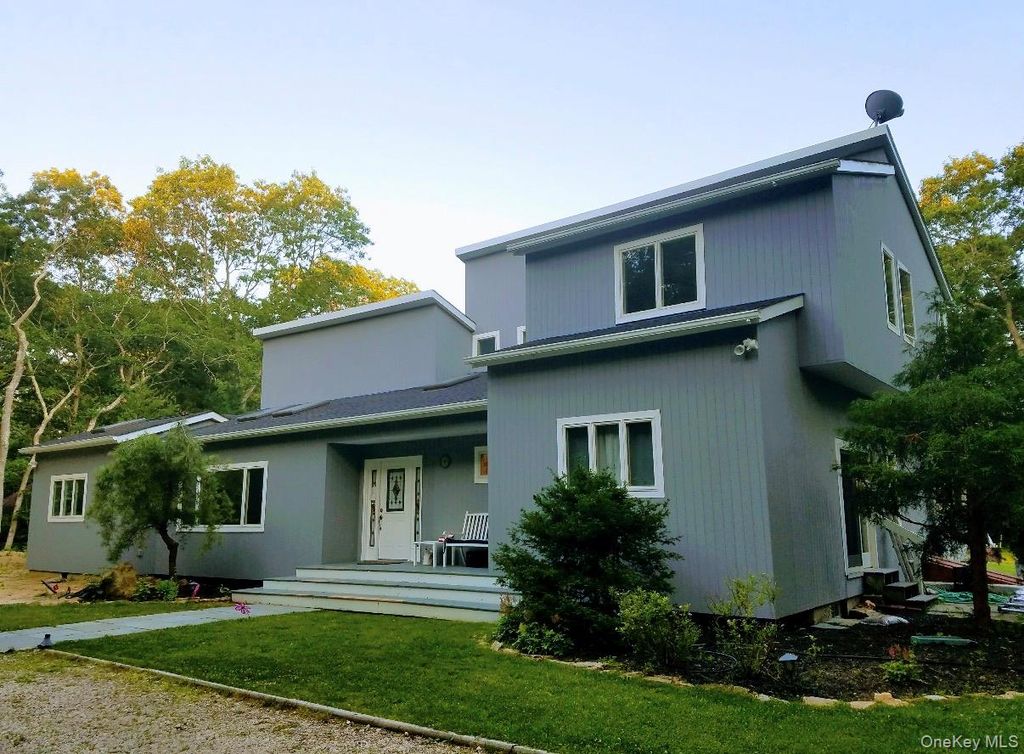 10 Skyes Neck Court, East Quogue, NY 11942