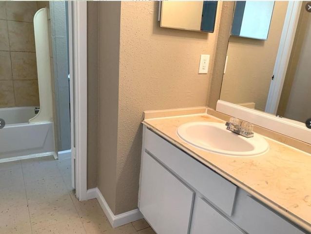 2200 Cypress Landing Drive E-1, Houston, TX 77090
