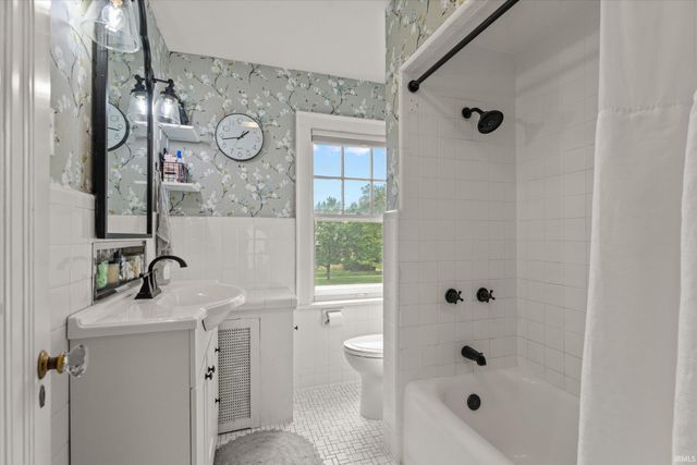 1102 E Wayne Street, South Bend, IN 46615