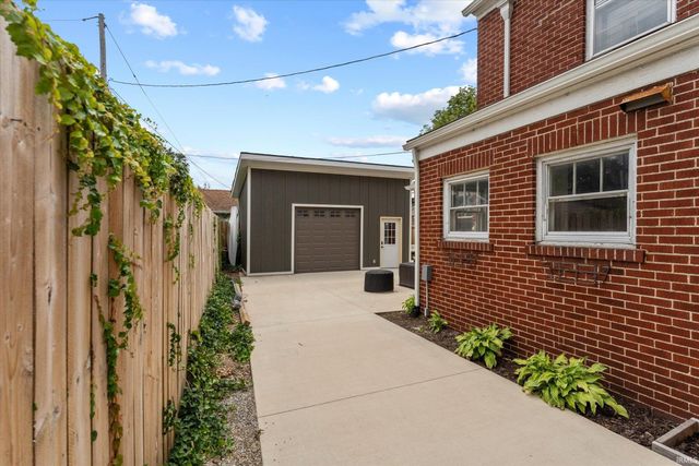 1102 E Wayne Street, South Bend, IN 46615