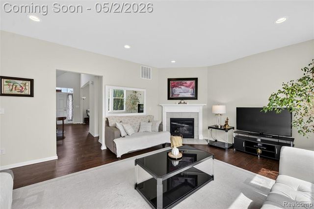 48207 Isabella Way, Novi, MI 48374