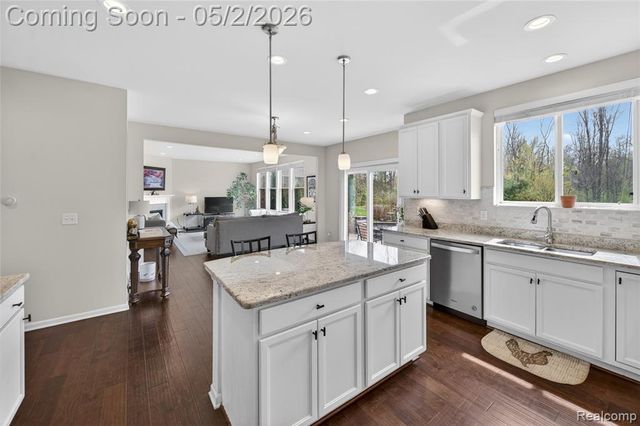 48207 Isabella Way, Novi, MI 48374