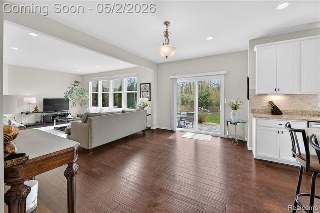 48207 Isabella Way, Novi, MI 48374