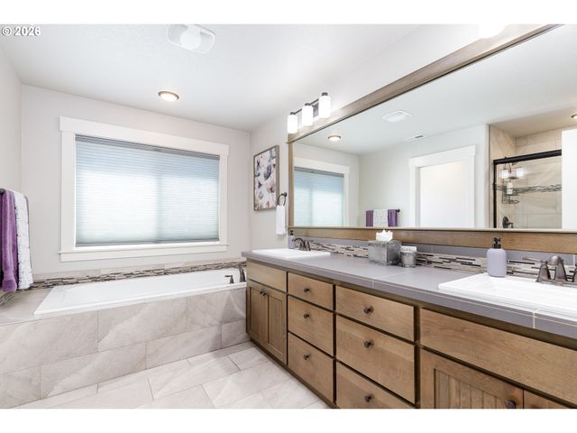 19107 WINDMILL Dr, Oregon City, OR 97045