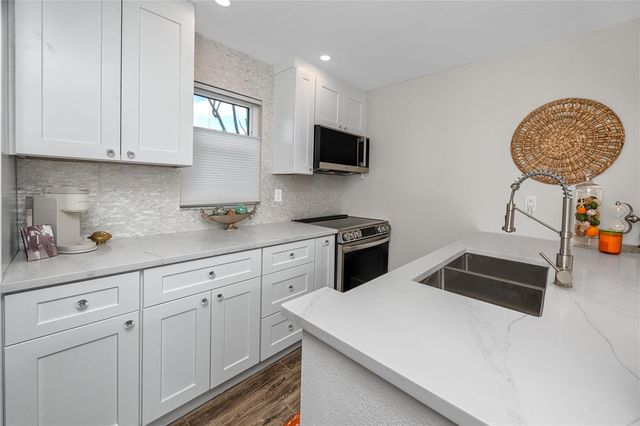 329 MEDALLION BOULEVARD B, Madeira Beach, FL 33708