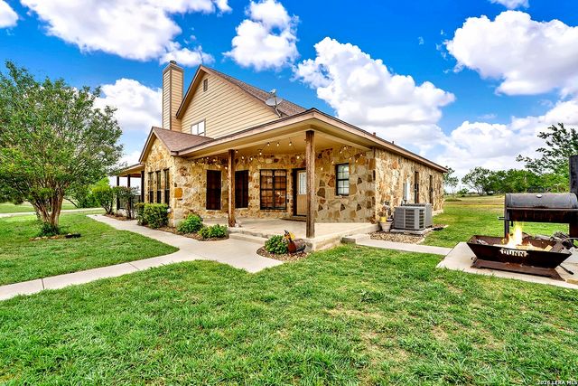 3283 Hartfield, La Vernia, TX 78121