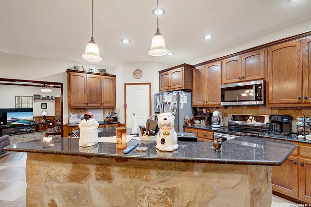 3283 Hartfield, La Vernia, TX 78121