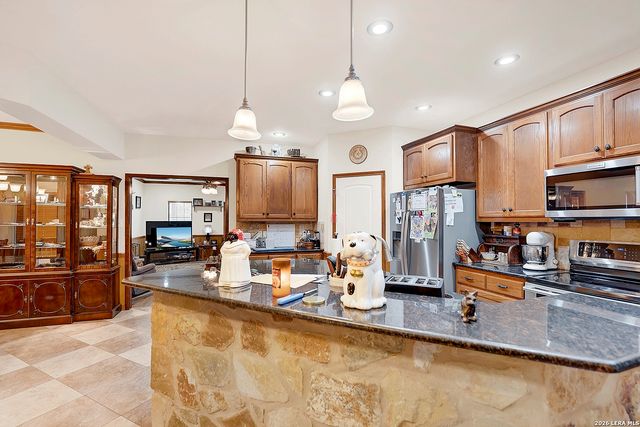 3283 Hartfield, La Vernia, TX 78121