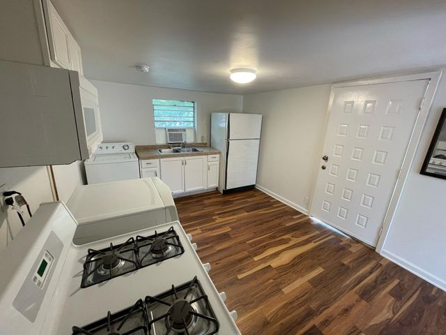 6404 Ponca ST B, Austin, TX 78741