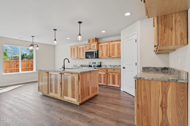 167 SE Champagne Court, Grants Pass, OR 97527