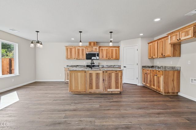 167 SE Champagne Court, Grants Pass, OR 97527