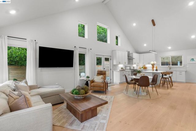 2464 Larkey Lane, Walnut Creek, CA 94597