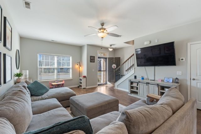 714 Monarchos Bnd, Burns, TN 37029