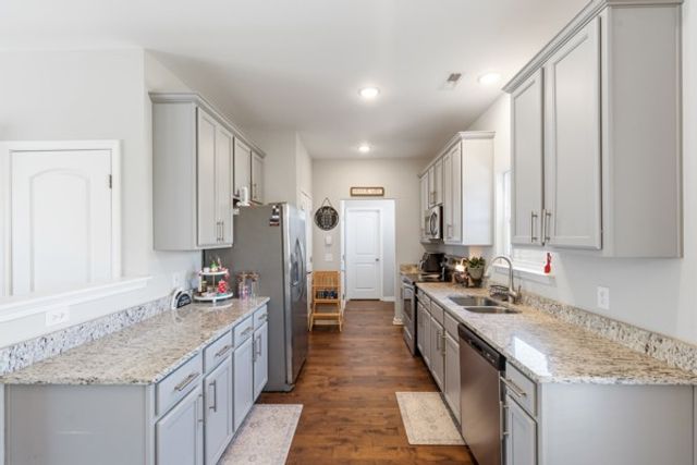 714 Monarchos Bnd, Burns, TN 37029