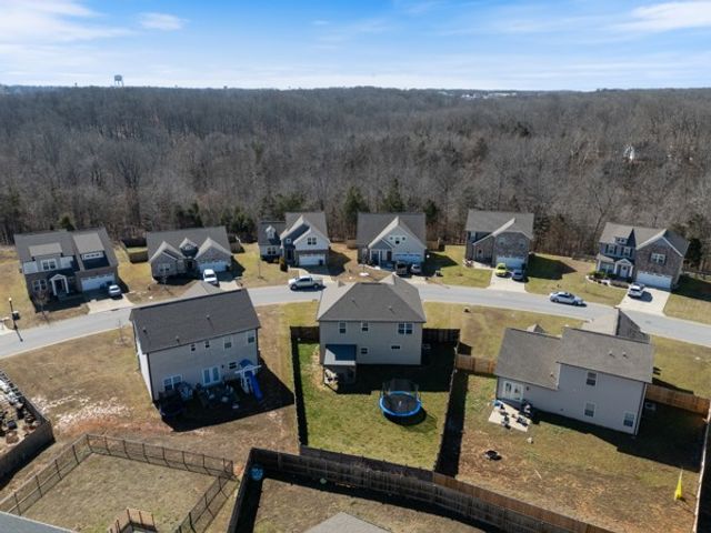 714 Monarchos Bnd, Burns, TN 37029