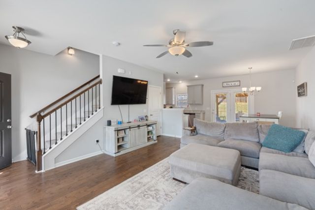 714 Monarchos Bnd, Burns, TN 37029