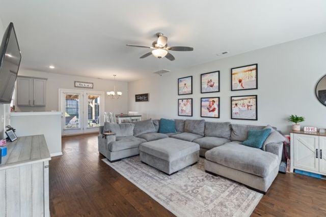 714 Monarchos Bnd, Burns, TN 37029