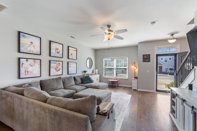 714 Monarchos Bnd, Burns, TN 37029