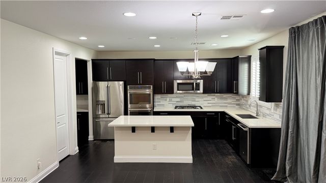 8118 Pinecrest Falls Street, Las Vegas, NV 89113