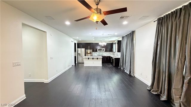 8118 Pinecrest Falls Street, Las Vegas, NV 89113