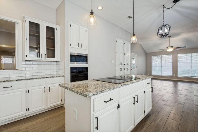 2911 Stonepointe, Mckinney, TX 75072