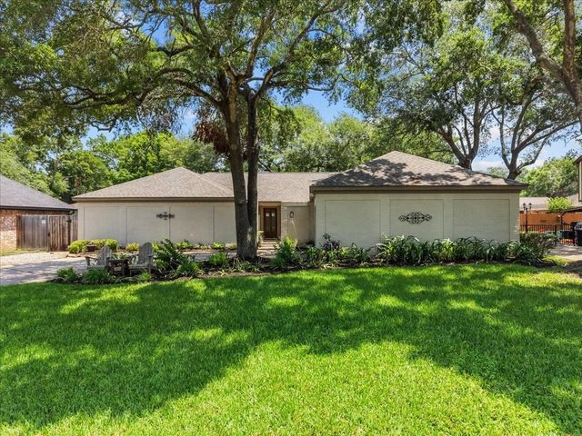 1626 Lake Bluff Drive, El Lago, TX 77586