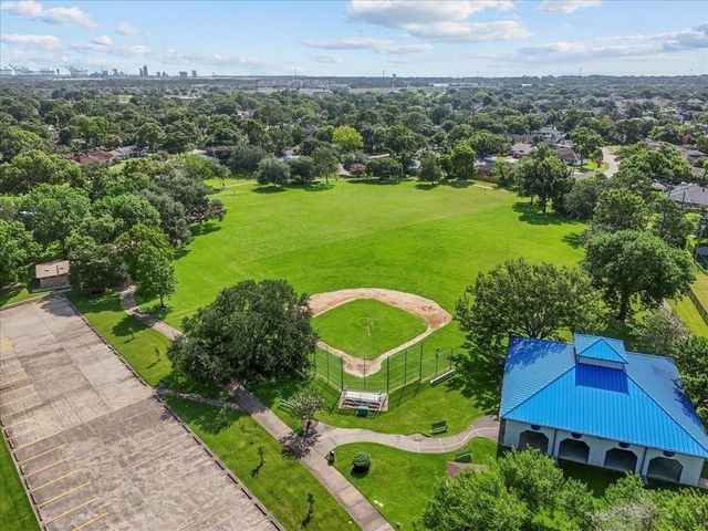 1626 Lake Bluff Drive, El Lago, TX 77586