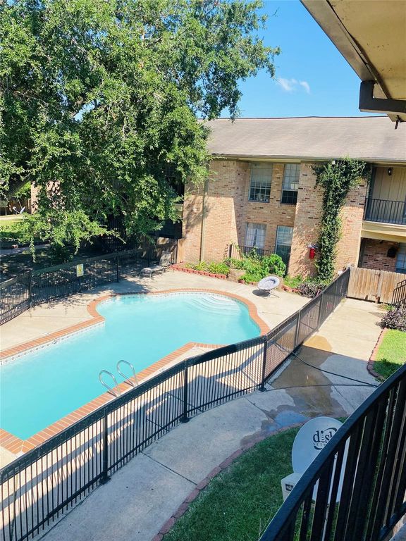 5704 Edgemoor Drive 31, Houston, TX 77081