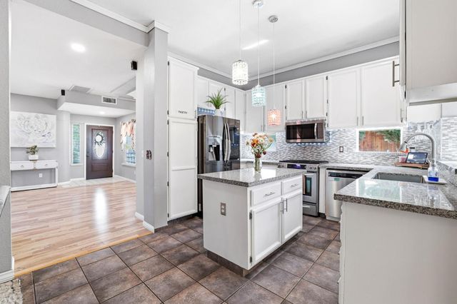 8024 Bridgeburn Ct, Elk Grove, CA 95758