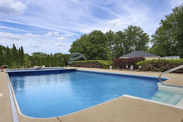 740 S Cosgwell DRIVE, Silver Lake, WI 53170