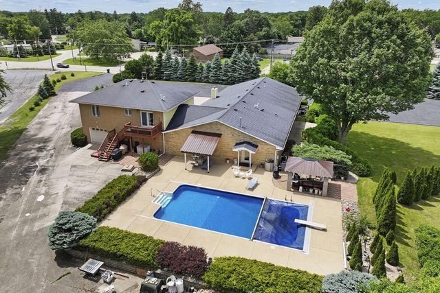 740 S Cosgwell DRIVE, Silver Lake, WI 53170