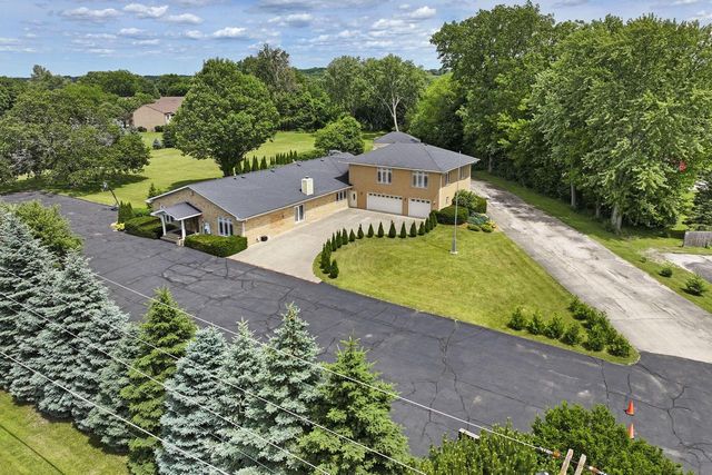740 S Cosgwell DRIVE, Silver Lake, WI 53170