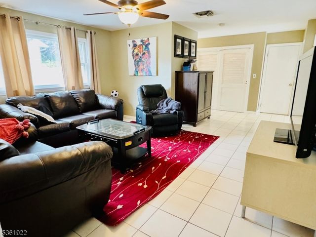 7 Rosewood Dr, Milltown Boro, NJ 08850