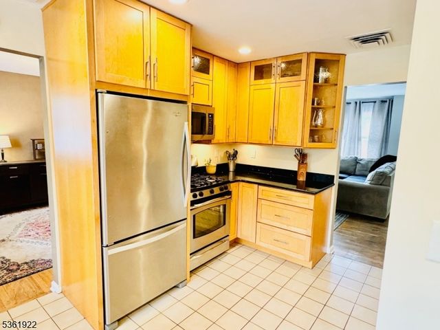 7 Rosewood Dr, Milltown Boro, NJ 08850