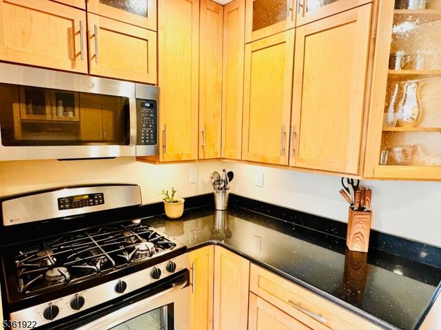 7 Rosewood Dr, Milltown Boro, NJ 08850