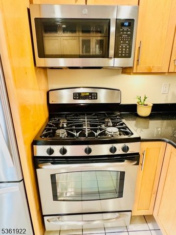 7 Rosewood Dr, Milltown Boro, NJ 08850