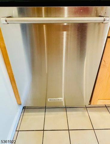 7 Rosewood Dr, Milltown Boro, NJ 08850